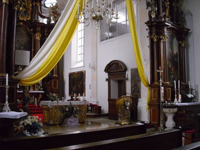 Datei:KircheWaidhofen08-Altarraum.jpg